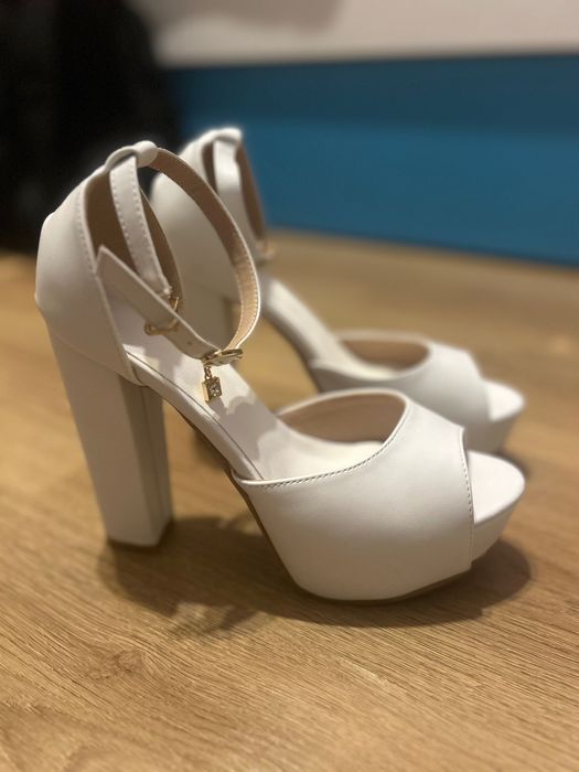 Бели издълбани дамски сандали с голям ток (10см), 38 размер