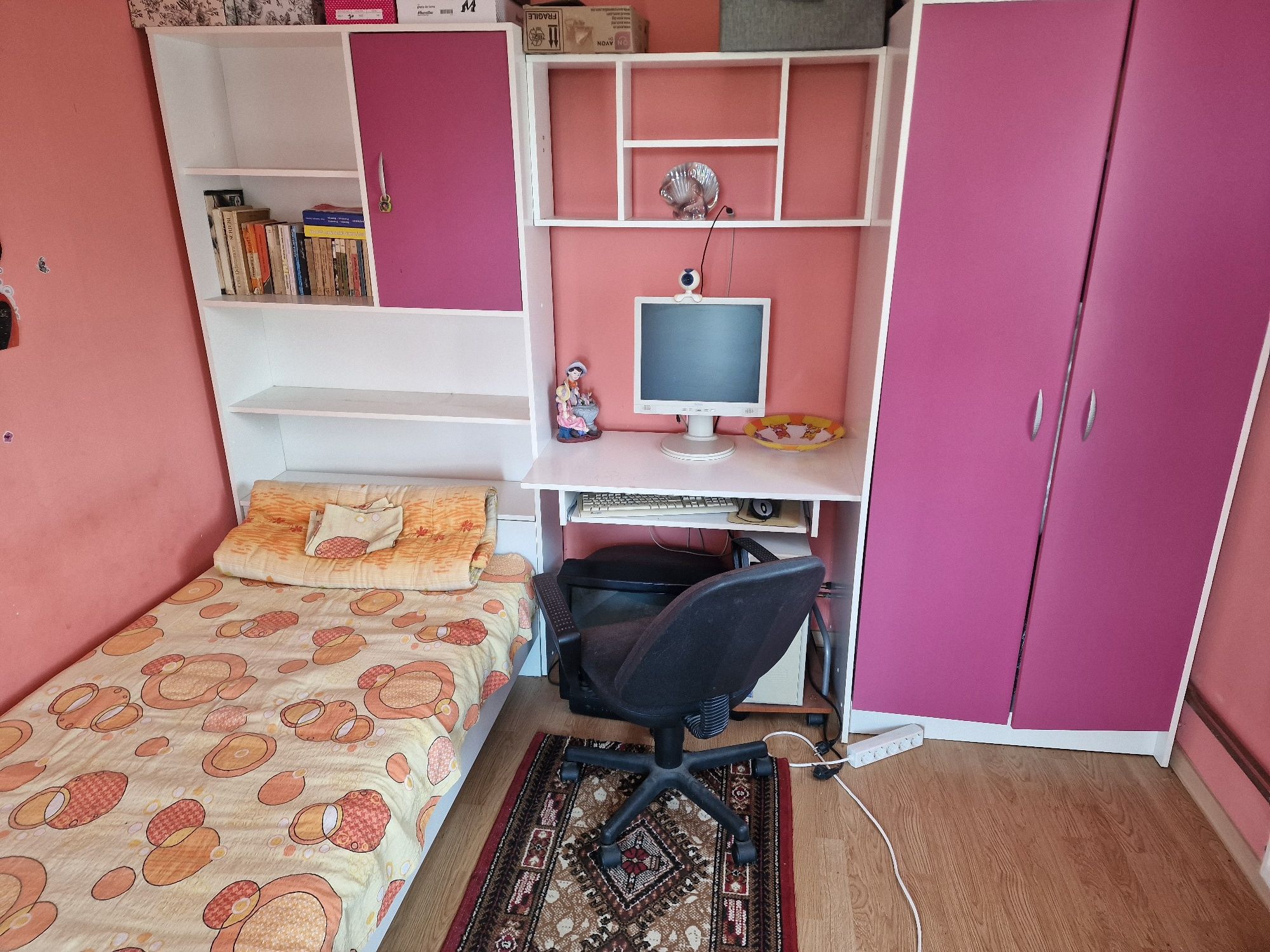 Mobila pal roz cu alb