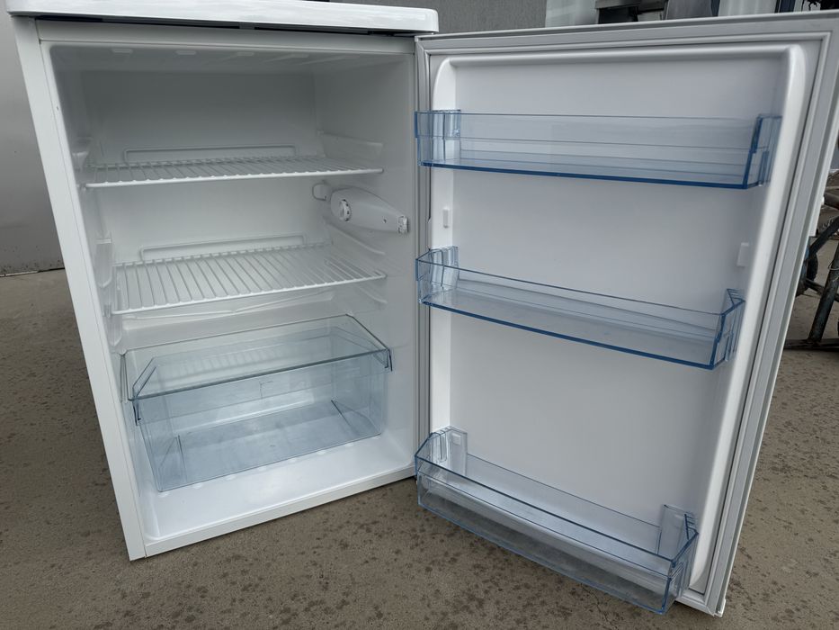 Малък хладилник AEG