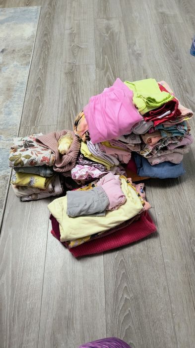 Haine sii încălțăminte  pentru fetițe.