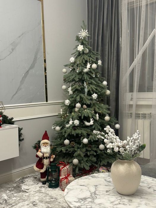 Продам елку новую почти