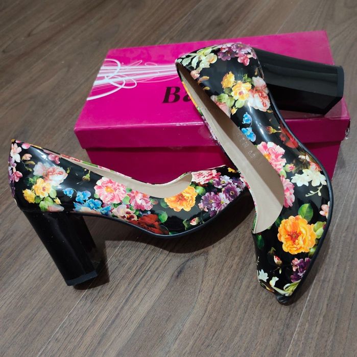 Oyoq kiyimlar sotiladi