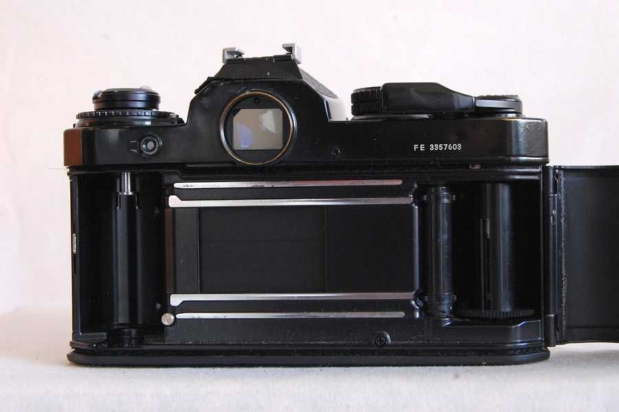 Aparat foto film clasic nikon fe cu obiectiv nikkor 2.8 35