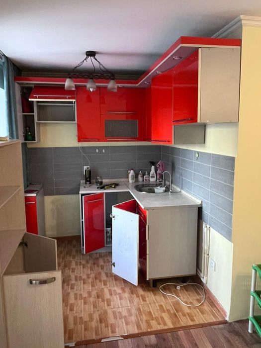 Продам кухонный гарнитур и диван. Срочно