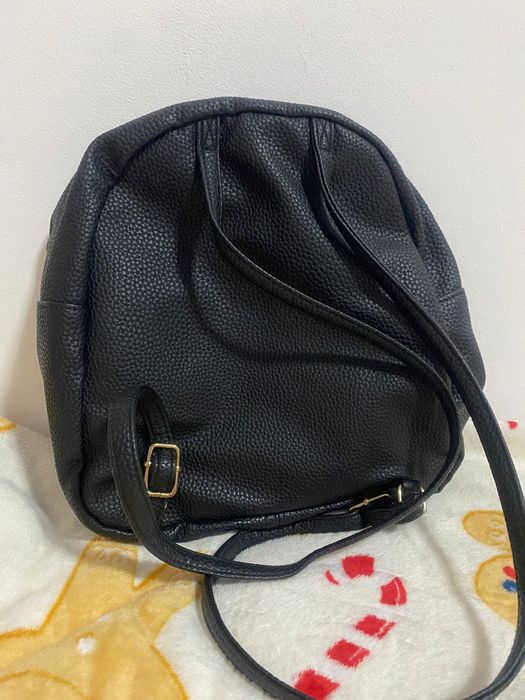 Rucsac negru cu accesorii aurii