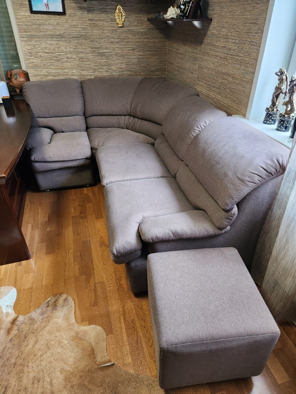 Мягкий диван угловой с пуфиком из ткани в идеальном состоянии