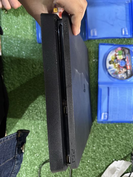 Playstation 4 slim