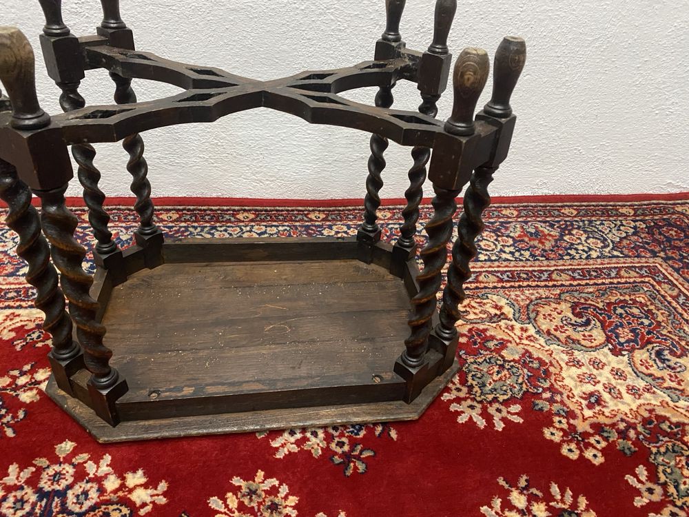 Стара френска маса с усукани крака