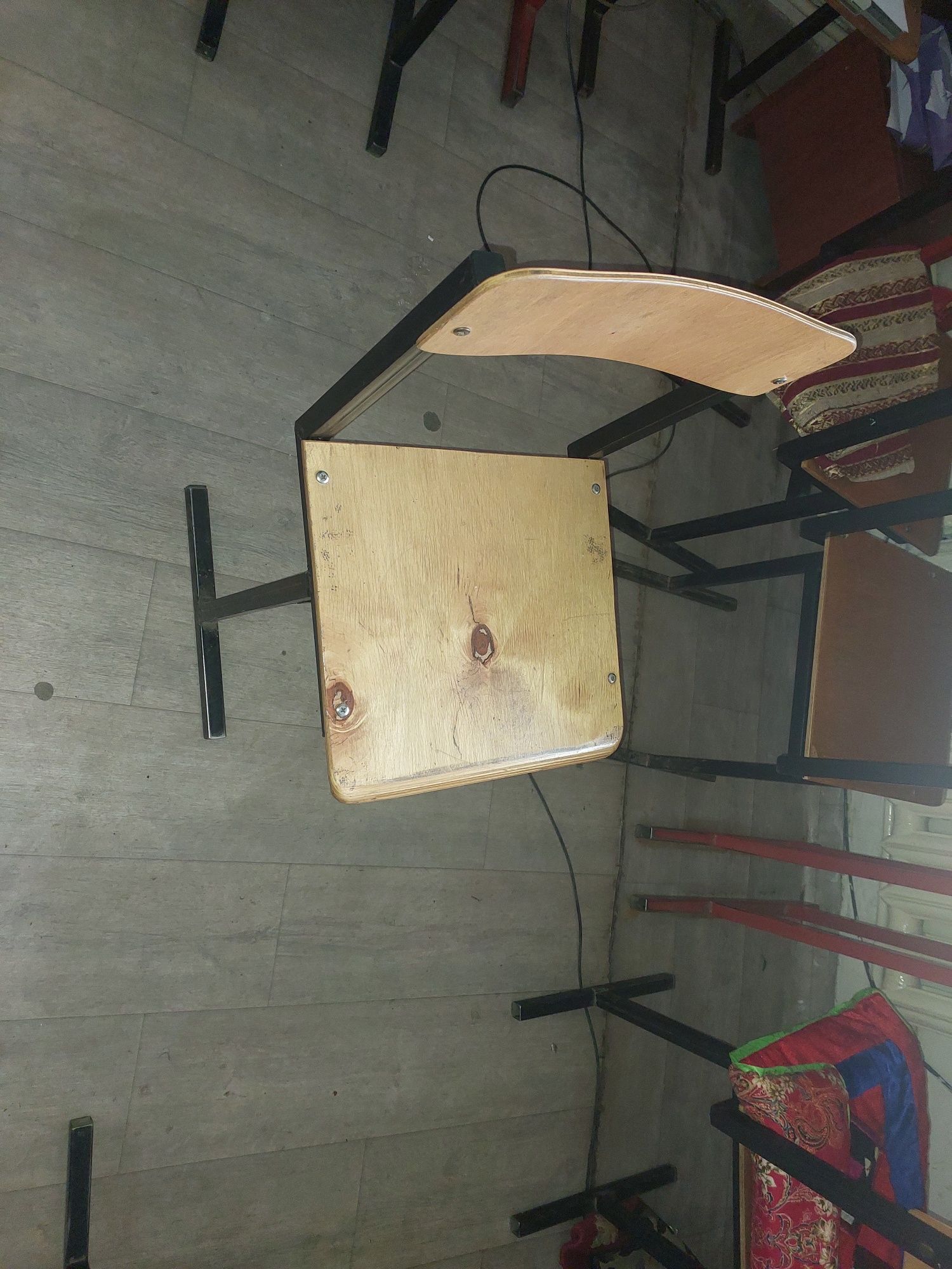 Школьная парта со стульями