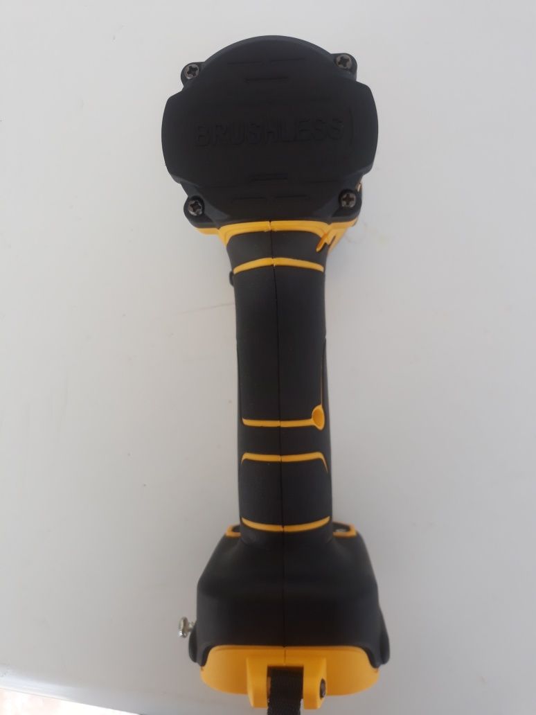 Vând Impact DeWALT 18-20 V