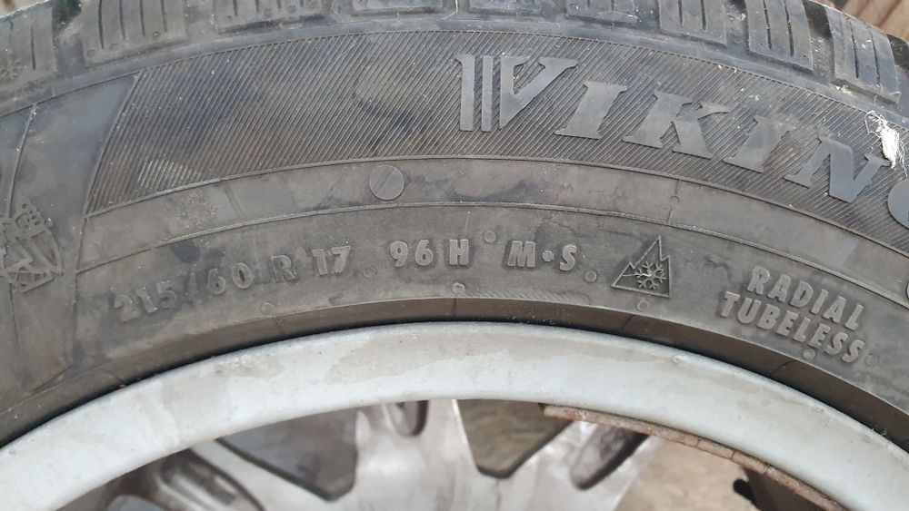 Vând 4 jante cu anvelope (roti) de iarnă 215/60 R17