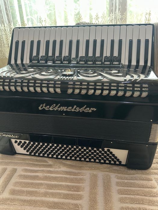 Продавам акордеон 120 баса caprice