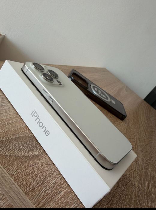 Vând iPhone 15 pro impecabil