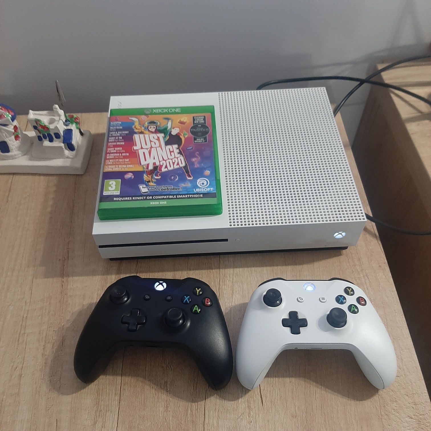 Consola Xbox One cu 2 controllere +jocuri cadou pret 999 lei