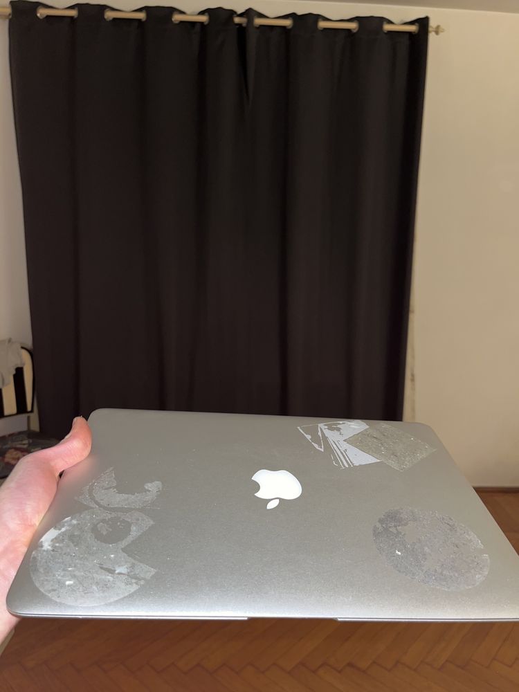 MacBook Air luat în 2019 functioneaza impecabil