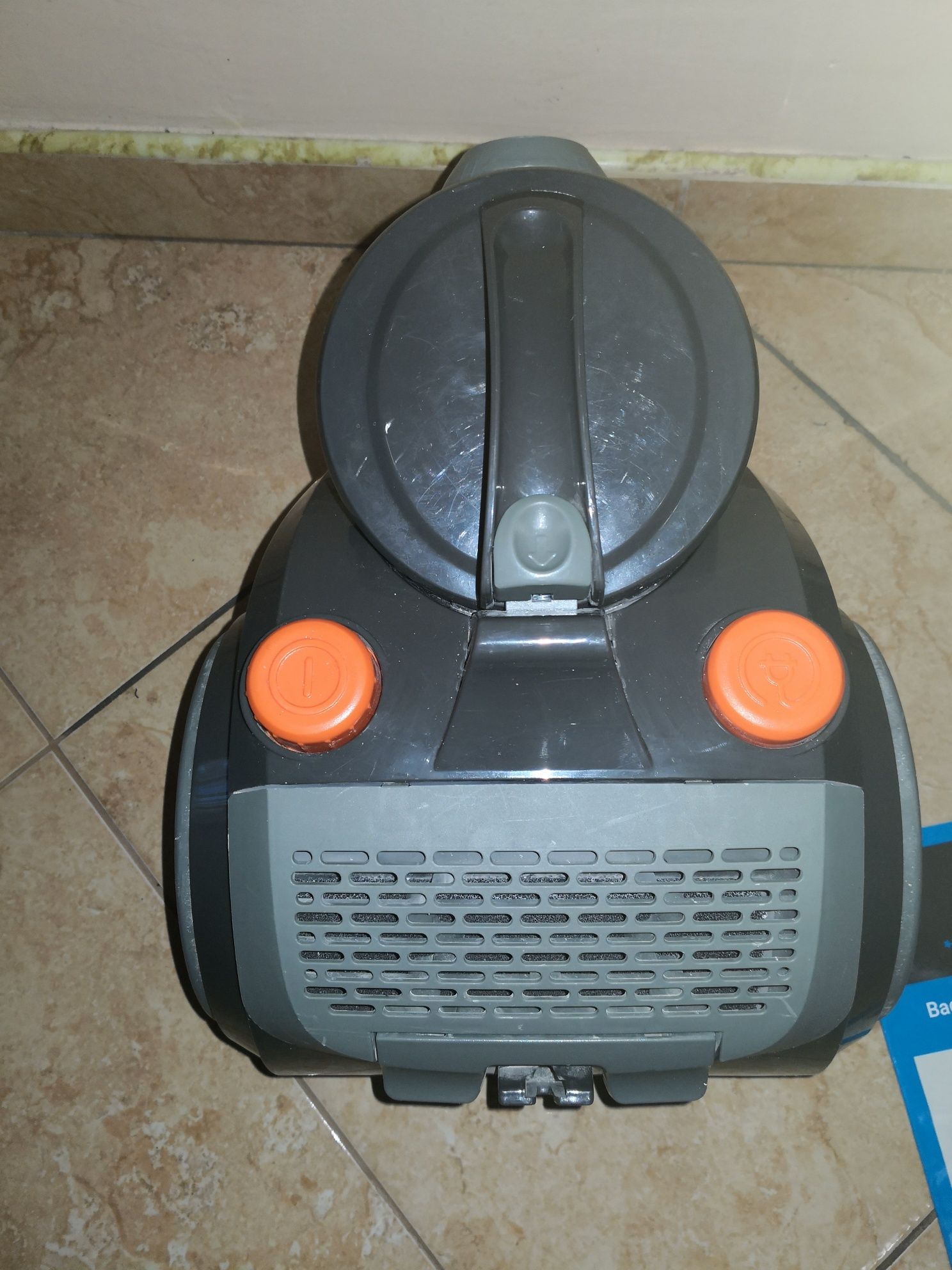 Продавам,
Прахосмукачка без торба,
Star-Light ACTY-1018G, 1.8 л