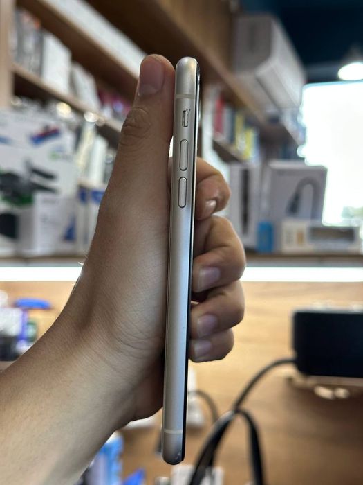 Iphone 11 rangi oq yomkis usluniy fays ishledi joyi 128 ta 220$ kelish