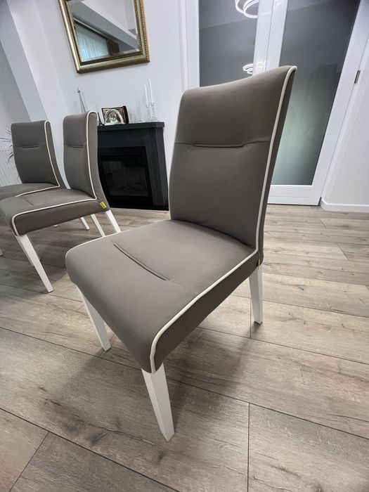 Masă extensibila cu 6 scaune – din lemn, stare excelentă.