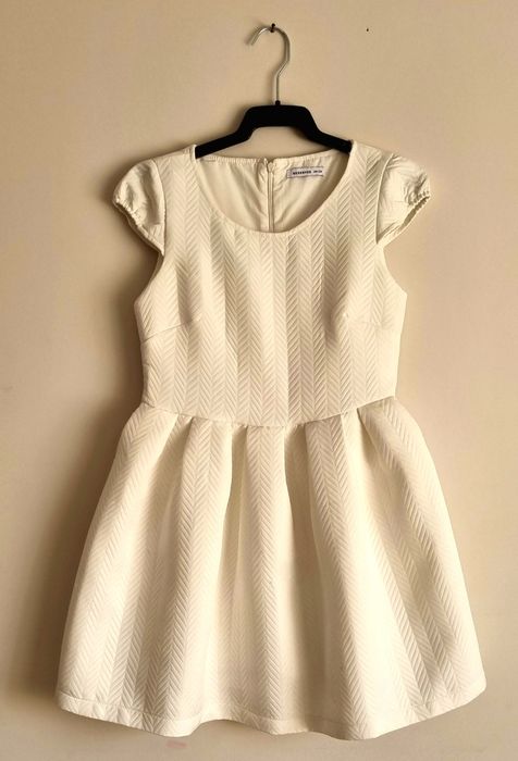 Бяла релефна рокля Reserved 140см.