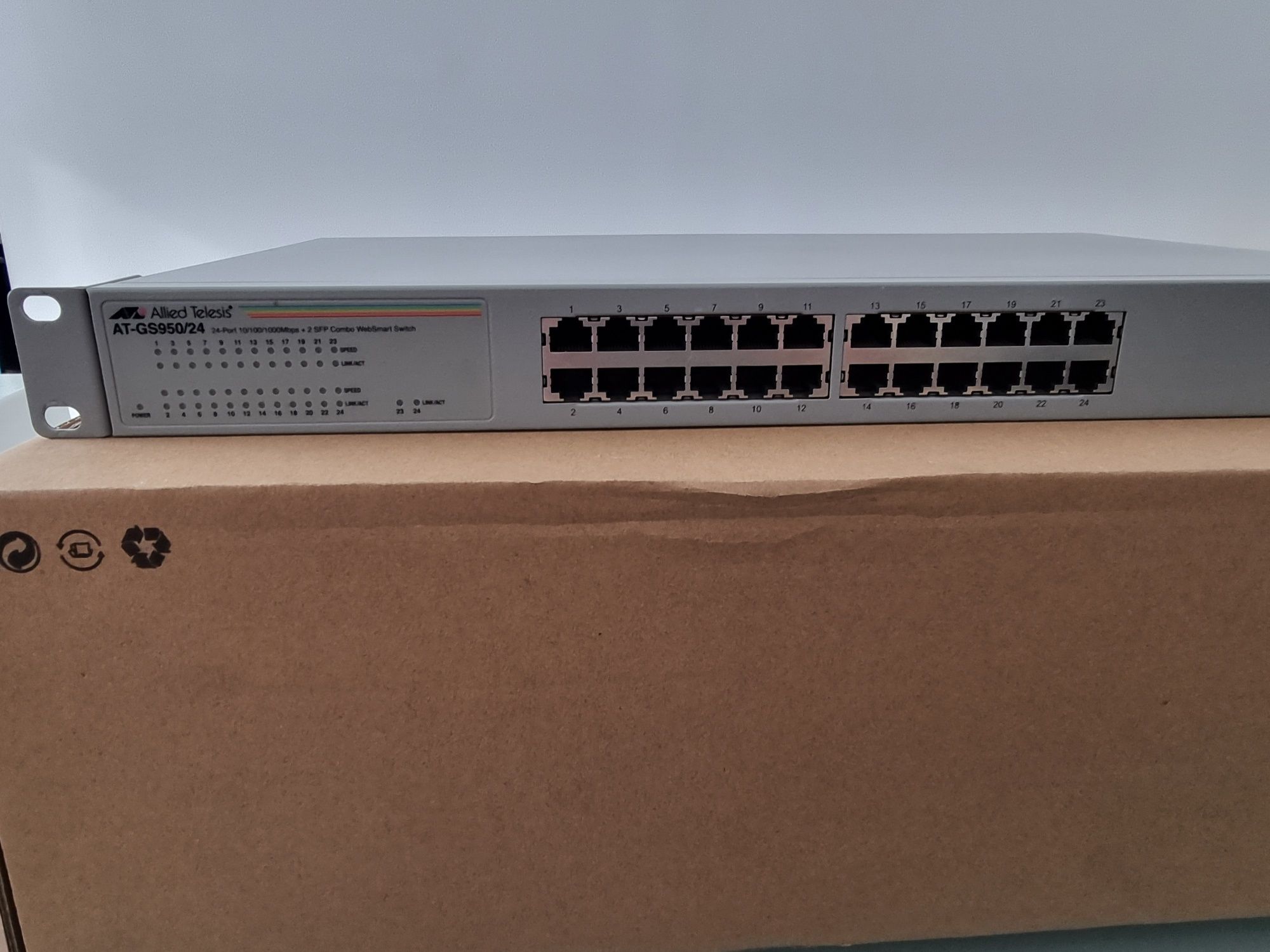 Switch gigabit 24 porturi Allied Telesis AT-GS950/24, cu management