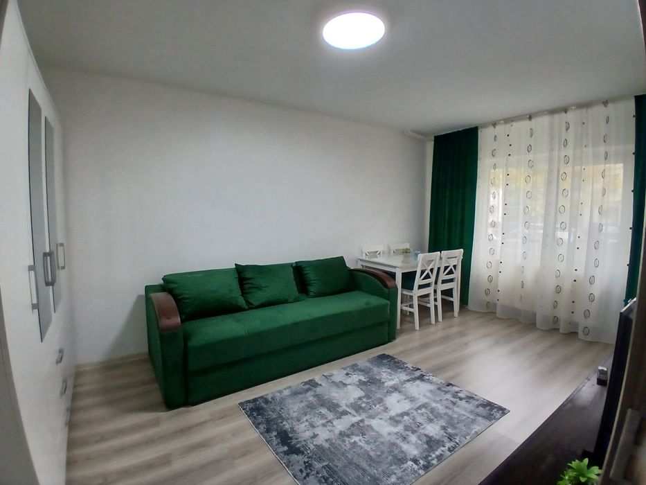 Închiriez garsoniera  str. Democrației