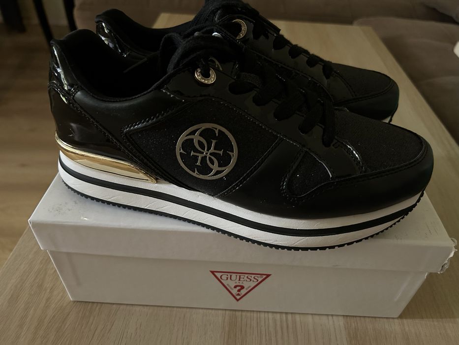 Черни маратонки Guess