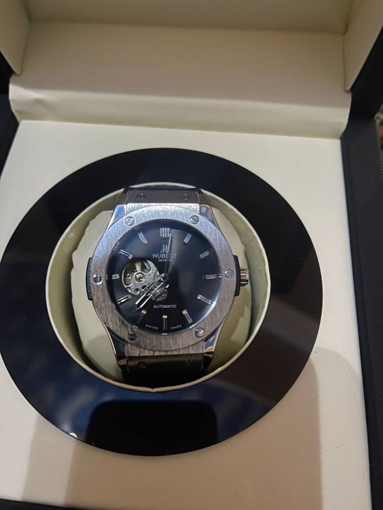 Hublot soat sotiladi