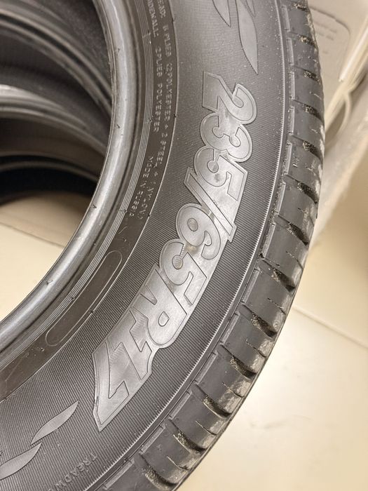 Продается комплект летних шин 235/65/17