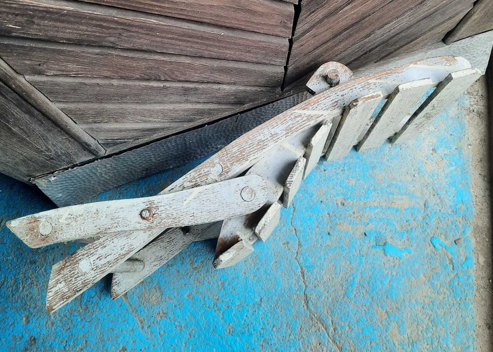 scaun mic pliant din lemn