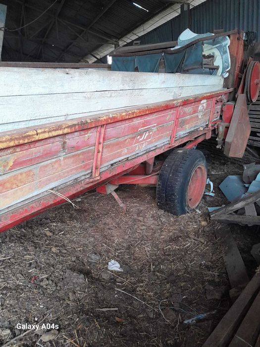 MiG împrăștiat gunoi