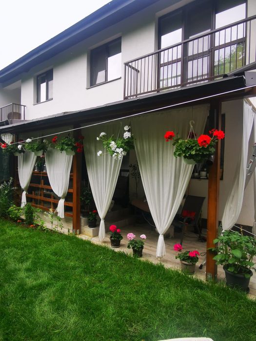 Casa Parter+Etaj+2 locuri de parcare+toate utilitatile situata central