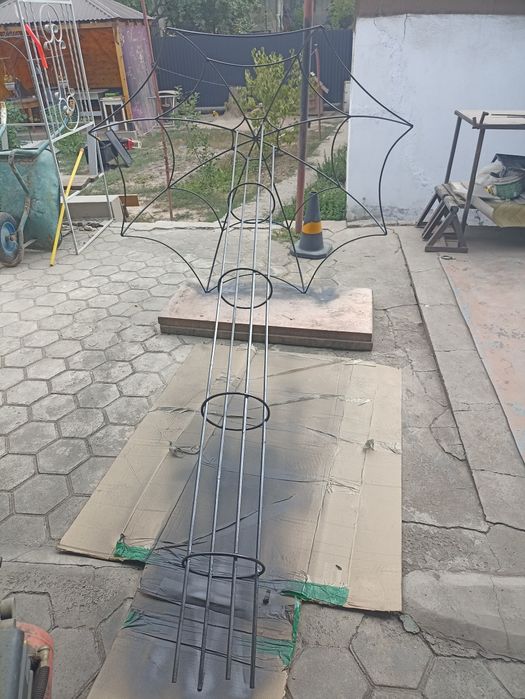 Садовая опора для вьющихся цветов.