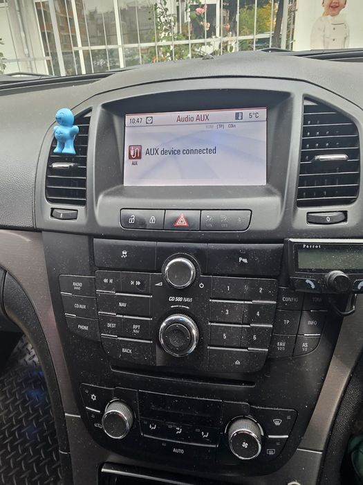 Продавам Цял панел от Опел Инсигния Навигация с Диск и Мултимедия