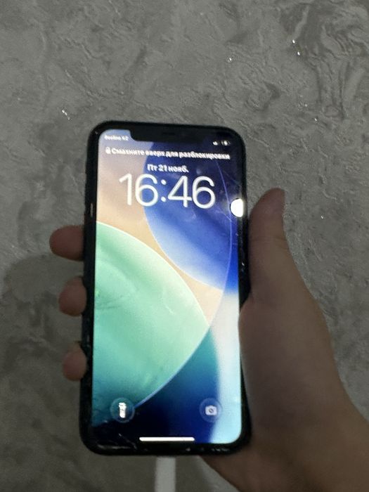 “iPhone 11, работает, перед/зад стекло треснул, срочно”