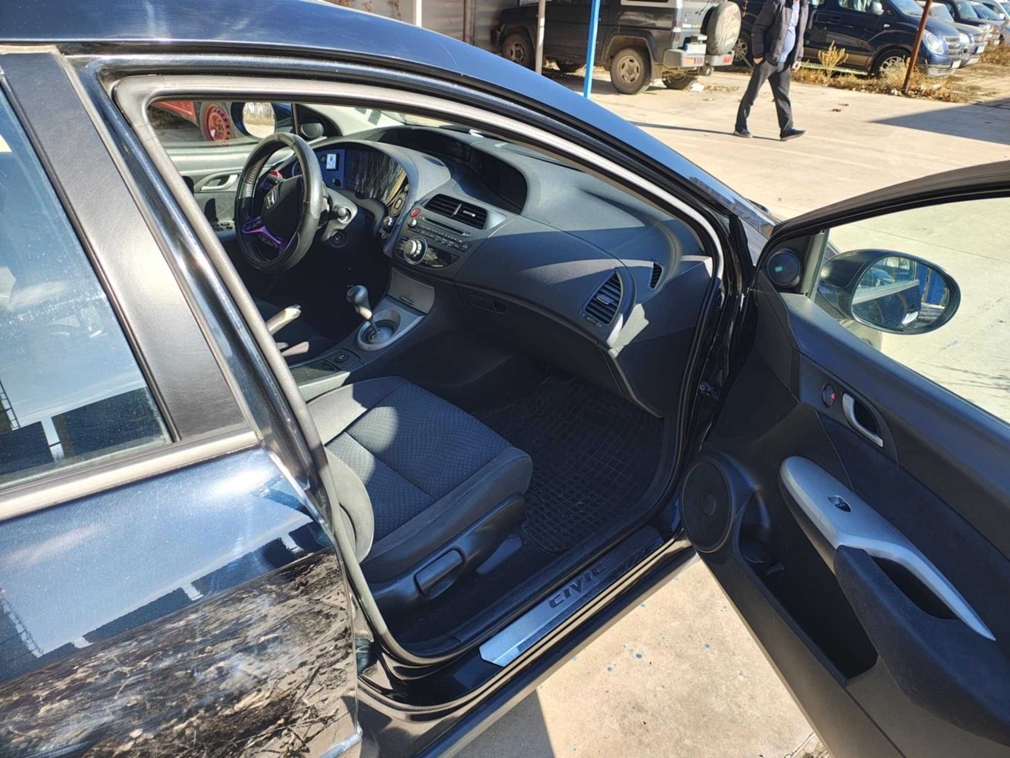 Продавам Honda Civic 8gen