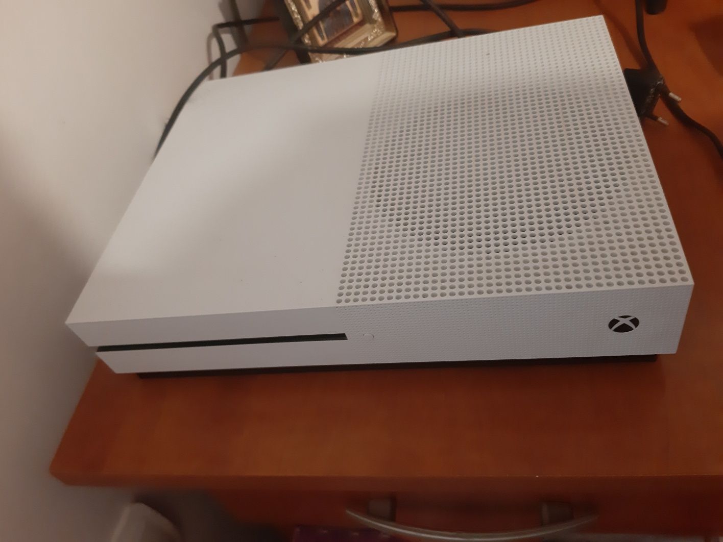 vând Xbox one s in stare buna  are 780 de GB