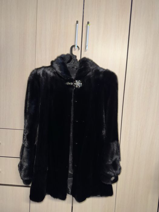 Продам шубы, и костюм бонусом
