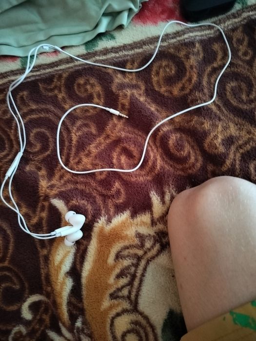 Dau la schimb trei perechi de căști cu fir pentru unele cu bluetooth