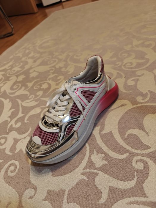 Vând adidași love moschino