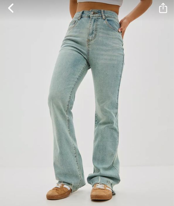 Светлые Джинсы клеш от колена женские