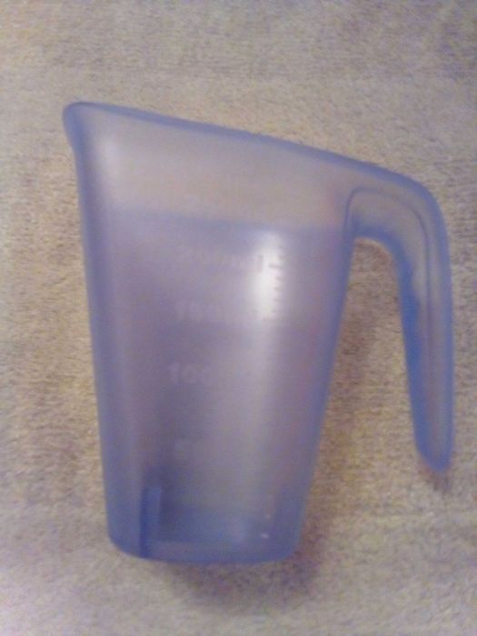 Cana de masura si storcator lamai din plastic 4 ron fiecare