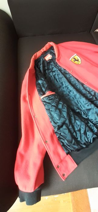 Vând geaca FERRARI