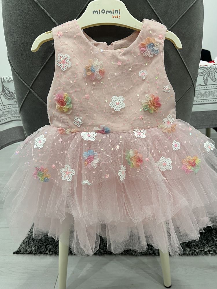 Разкошна официална бебешка рокля за момиче размер 80