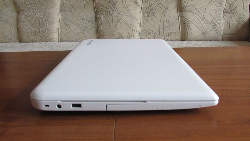 17.3 инча Tochiba с Intel i5-5200,ново SSD