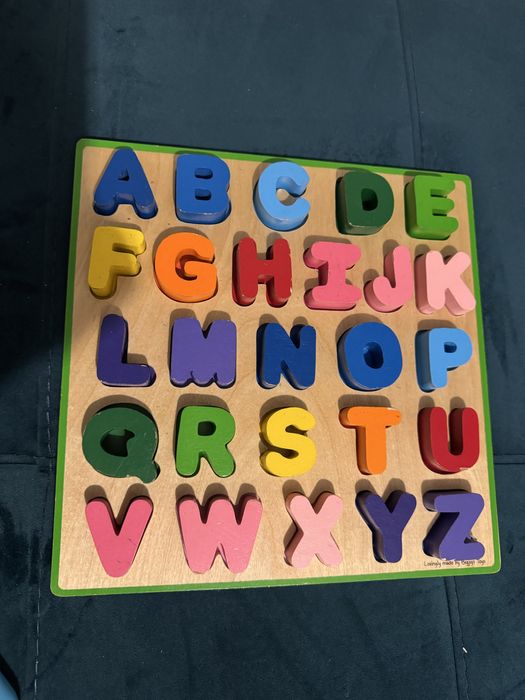 Puzzle din lemn cu alfabet colorat