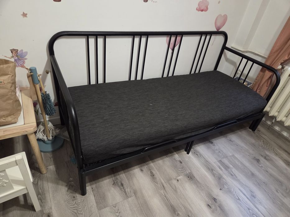 Canapea care se face pat 200 pe 160.