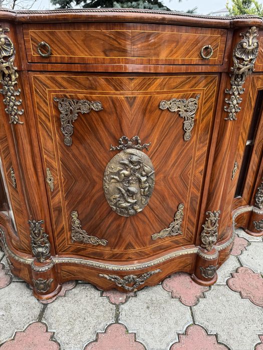 Comodă din lemn masiv, cu intarsii și ornamente bronz