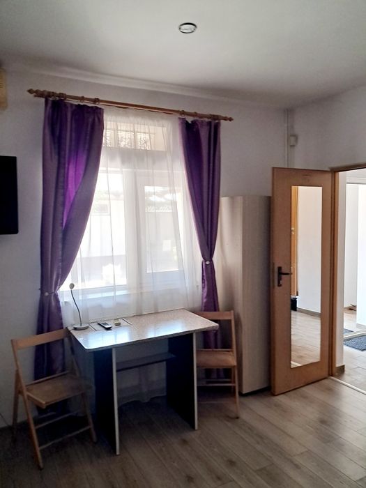 Cazare muncitori români și asiatici