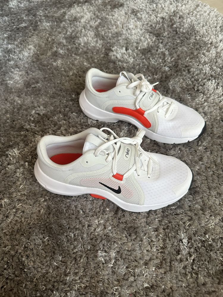Чисто нови дамски маратонки Nike