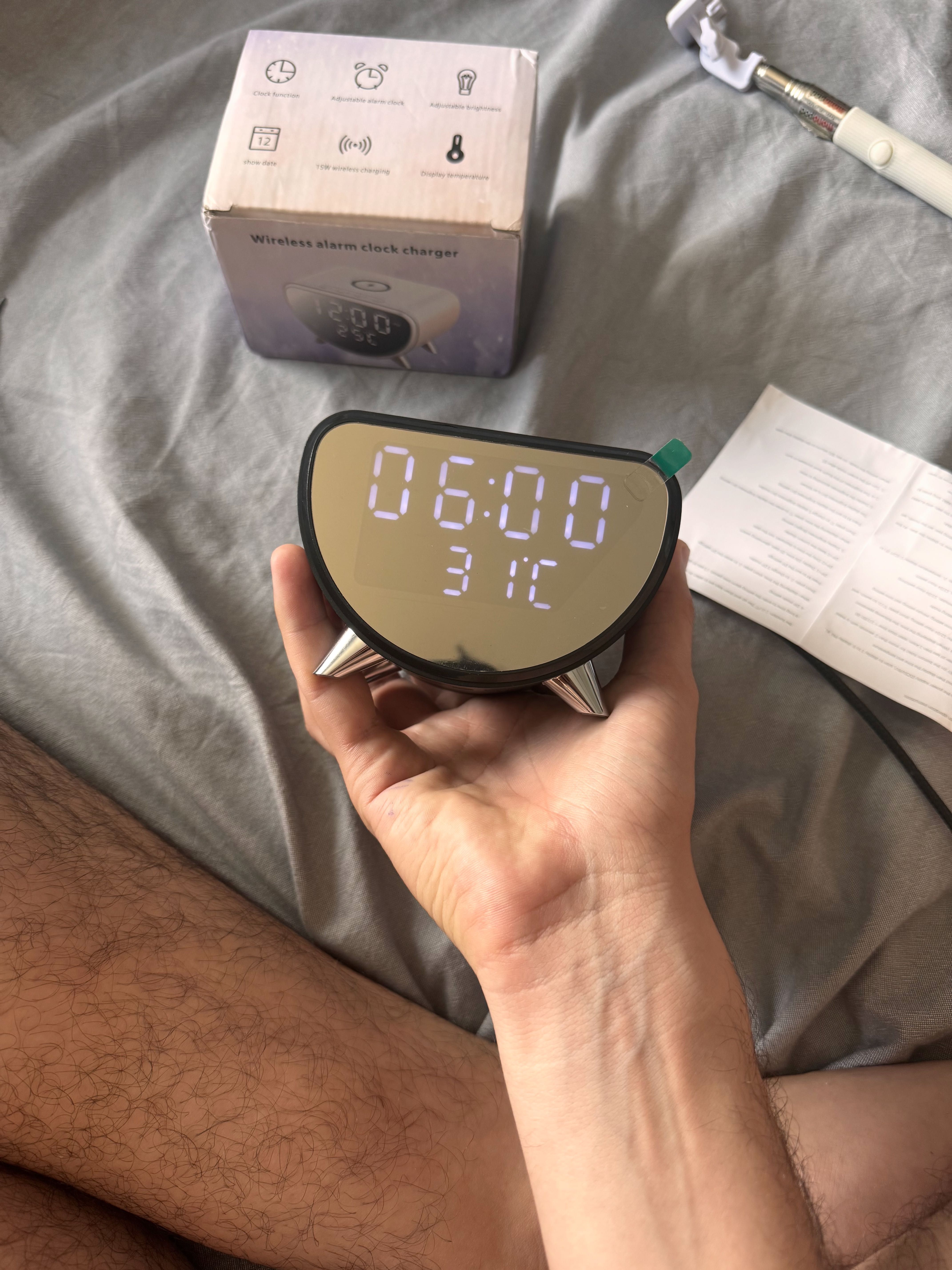 Ceas de birou cu încărcător wireless